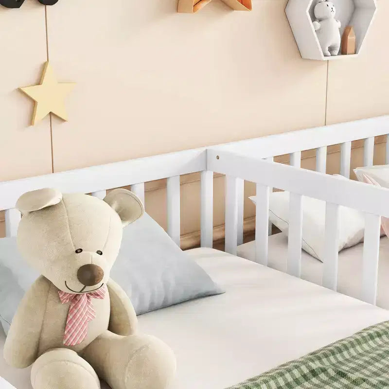 Letto a castello matrimoniale con recinzione, sponde di protezione, bianco