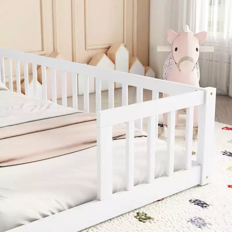 Letto a castello matrimoniale con recinzione, sponde di protezione, bianco
