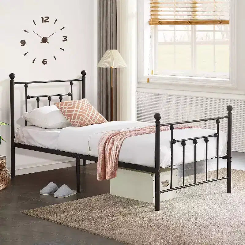 Struttura Letto a Piattaforma Matrimoniale/Doppia/Queen Size in Metallo con Testiera e Pediera, Telaio Letto Industriale, Nessuna Rete a Molle Necessaria, Spazio di Archiviazione