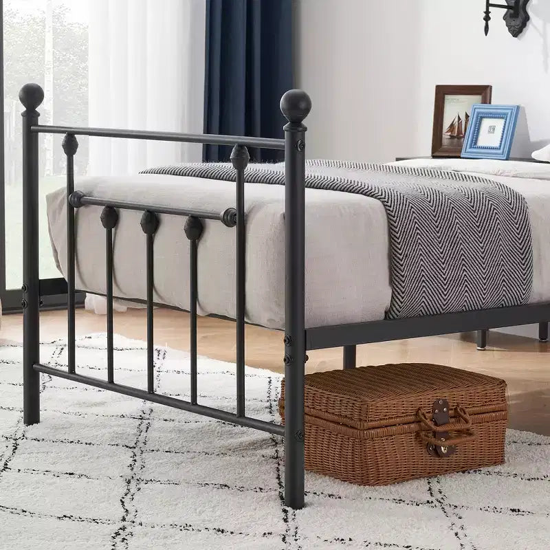 Struttura Letto a Piattaforma Matrimoniale/Doppia/Queen Size in Metallo con Testiera e Pediera, Telaio Letto Industriale, Nessuna Rete a Molle Necessaria, Spazio di Archiviazione